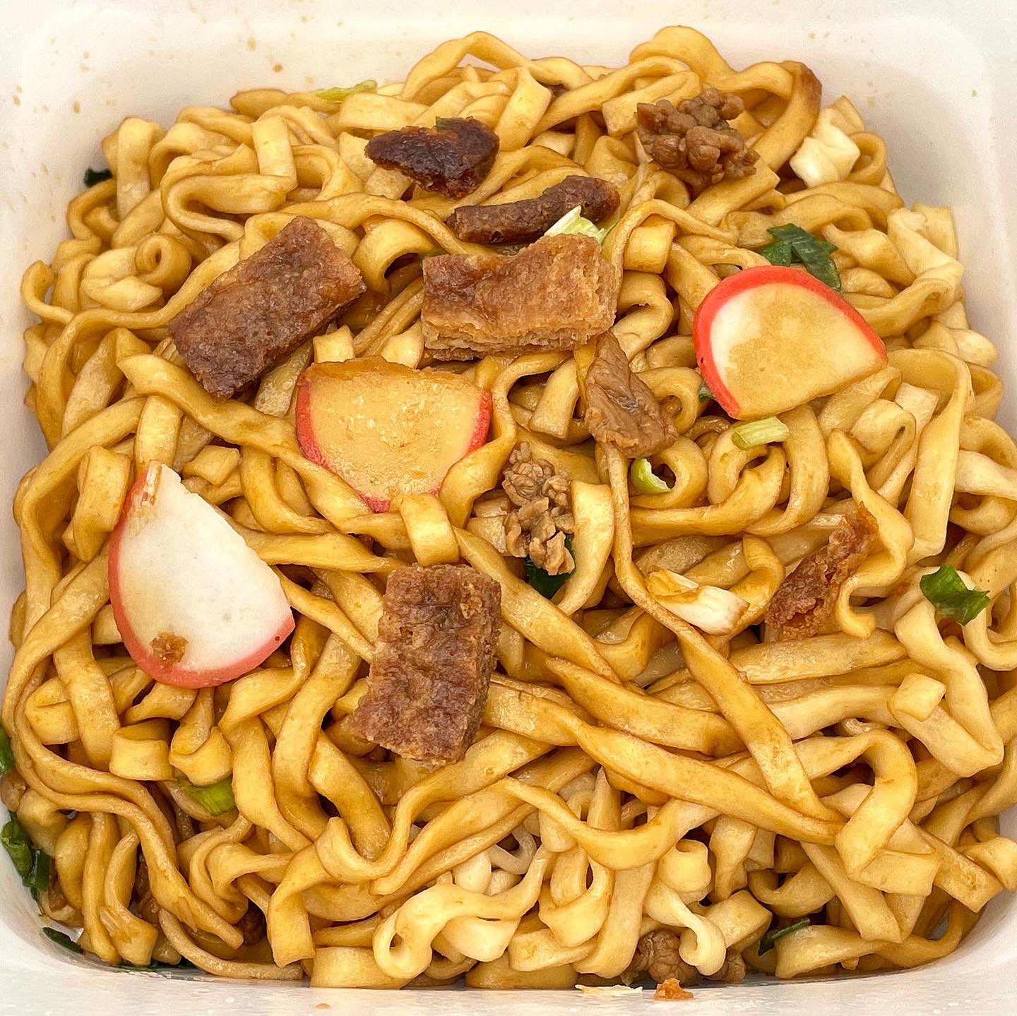 進撃のグルメ 世界一詳しい食べ歩きグルメブロガー フォローするとグルメに詳しくなります マルちゃん 汁なし牛すきうどん でか盛 232円 22年1月18日発売 ファミマの新作カップ麺 マルちゃん和風汁なし麺 シリーズの新商品です すき焼き