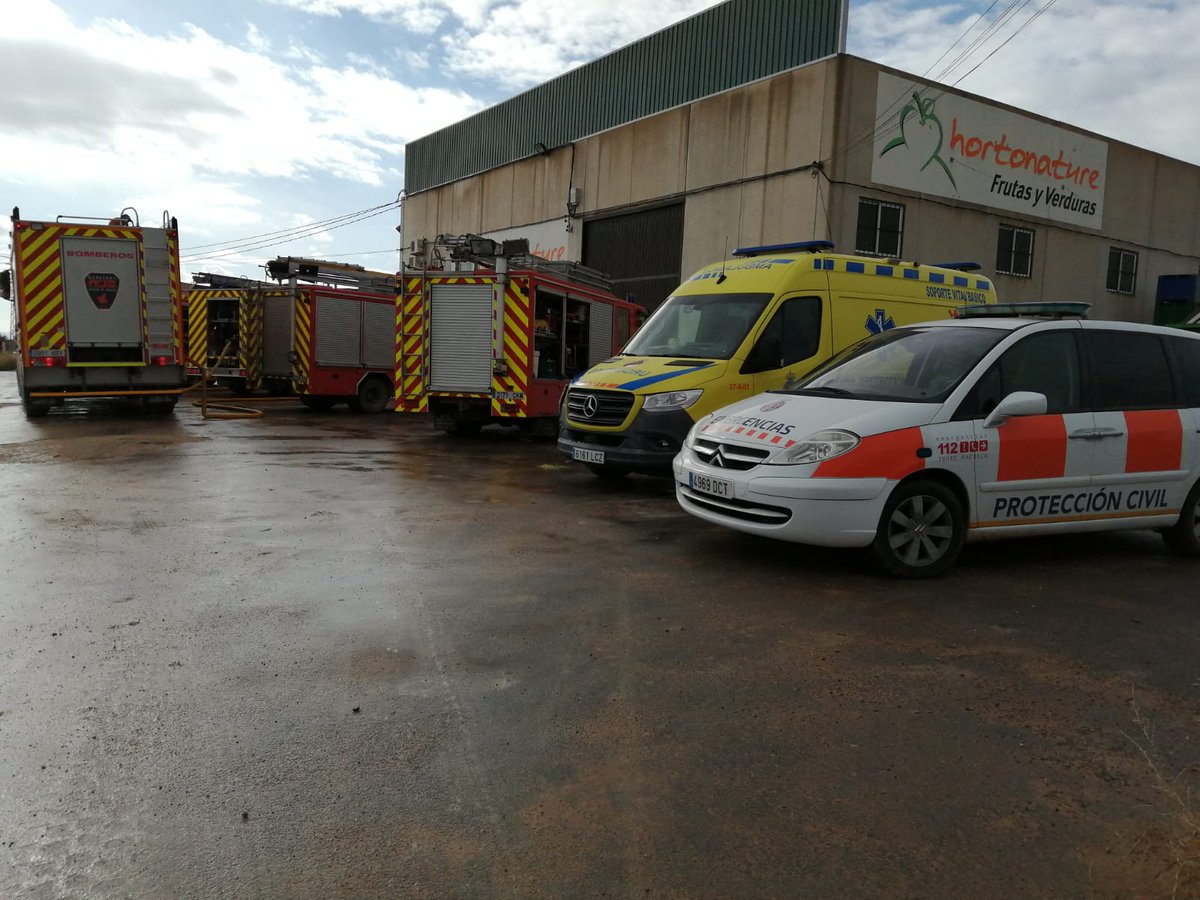 112rmurcia's tweet image. 📢Personal de @PCivilTPacheco comprobando la presión de los hidrantes próximos al incendio donde los camiones de  @BomberosCEIS_RM podrán abastecerse 🟢Usan como herramienta el Plan de Emergencias Municipal de Protección Civil del Ayunt. #TorrePacheco #PEMU 
#LasProtesCuentan