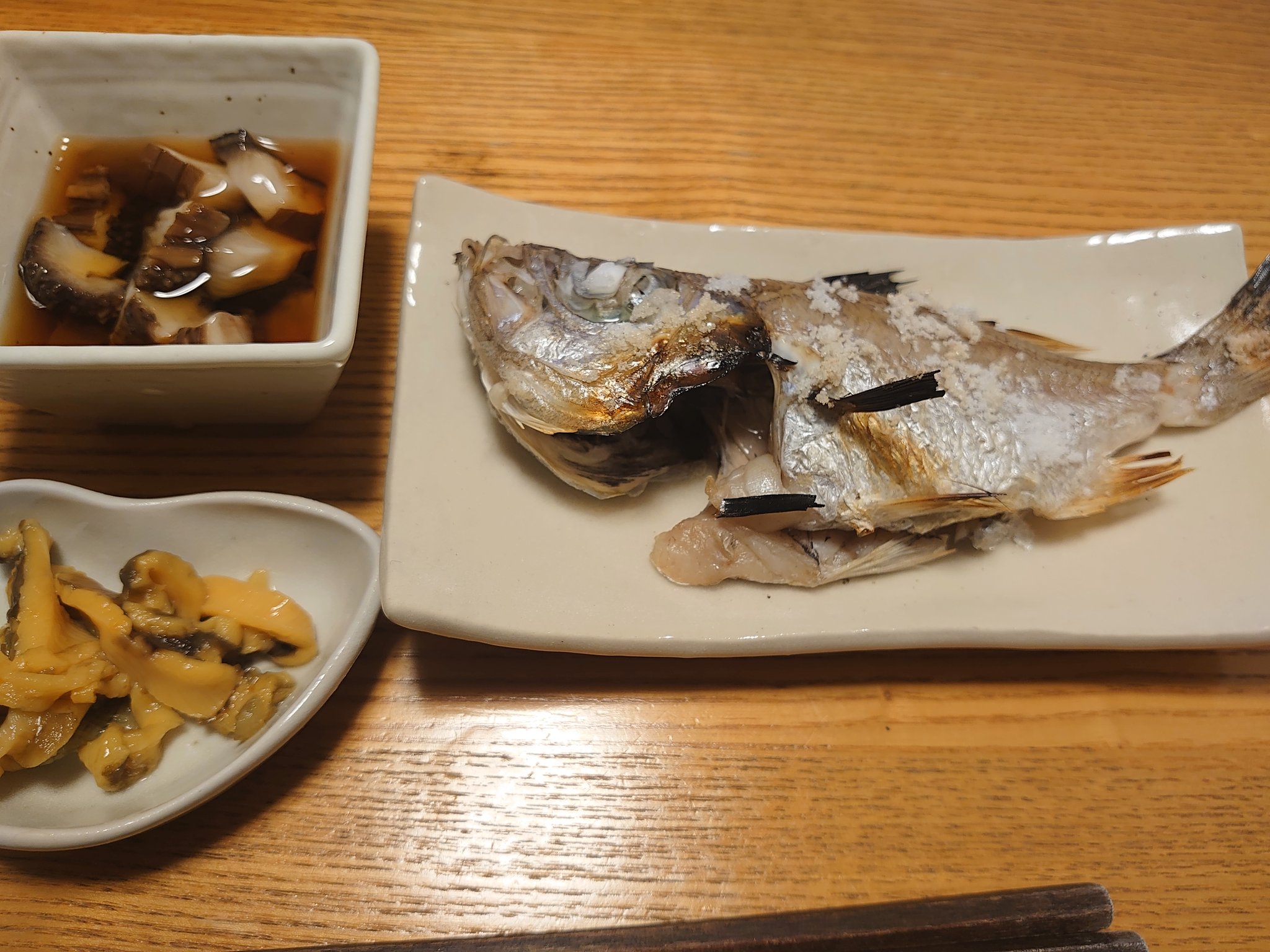 T Okamura 今晩はホヤ塩辛 赤ナマコ酢 竹岡シロムツの塩焼きです 雪の茅舎ぬる燗との相性は最高です 泉銀 T Co P64atzvt3n Twitter