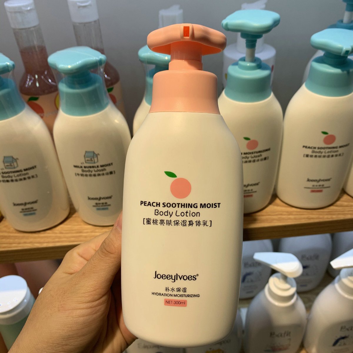 _honeytoastshop's tweet photo. เปิดพรี  ·͜·♡ โลชั่นน้ำหอม ขวดใหญ่บิ๊กบึ้ม 300ml แบรน Joeeyloves  การันตีความหอมติดผิว  ตัวนี้หอมมากก  ลดราคาฉลองตรุษจีนครั้งเดียวในรอบปี การันตีปีที่แล้วขายไปกว่า300ขวด

—  🛒 ราคา 90 บาท
—  🧴 พีช (หอมพีช สดชื่นๆ) / นม (ละมุนมาก)

สั่งทาง dm งับ #honeypreorder https://t.co/odoJvrJy1m