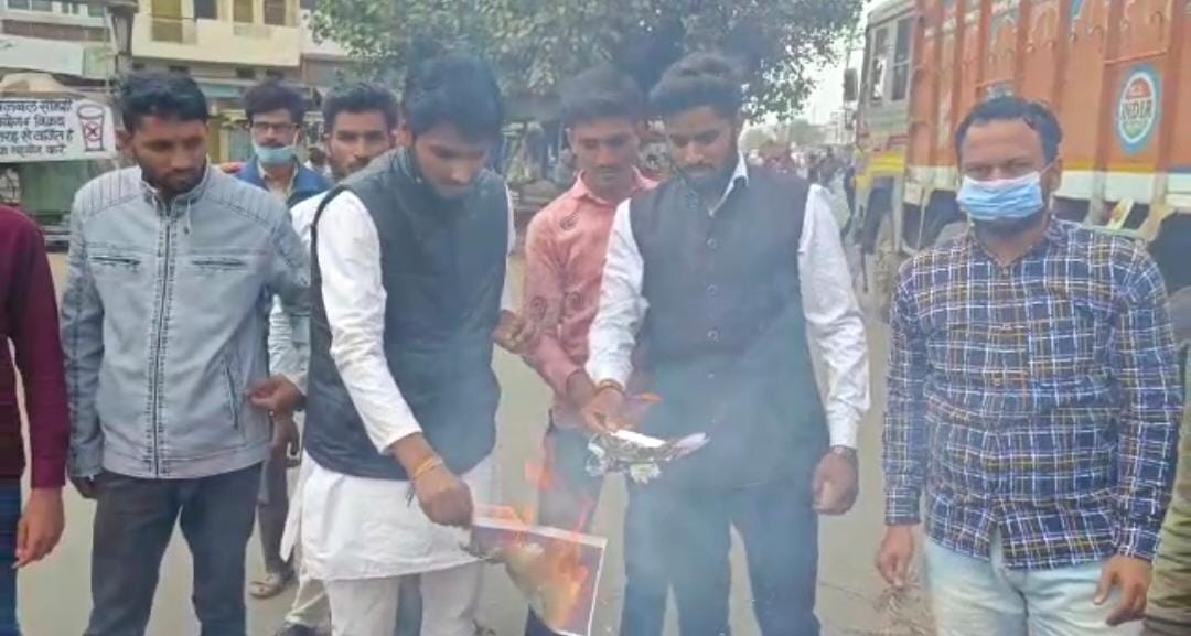 NSUIMP's tweet photo. आज मंदसौर जिले में शामगढ़ ब्लॉक में  NSUI द्वारा ऑफलाइन परीक्षा के विरोध में मुख्यमंत्री शिवराज सिंह चौहान का पुतला दहन किया गया ।
#MPStudentsDemandOnlineExams https://t.co/UQQ55K6pwp