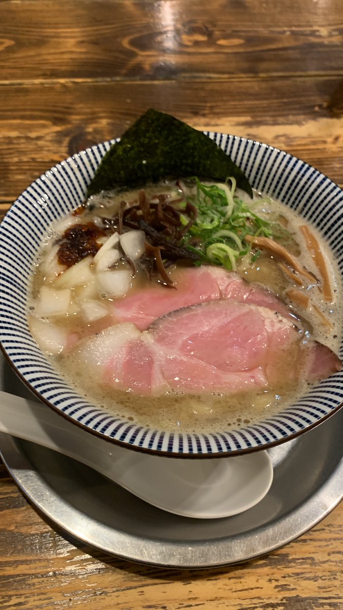 renchin53201748's tweet photo. #豚そば一番星
#静岡市 
#ラーメン 

煮干豚骨　　900円

一番星さんならではの濃厚な豚骨に煮干しが負けず主張。ニボ感がこれだけ感じられるのに、豚骨のコッテリ感も十分で、バランスが素晴らしい❗️
めちゃくちゃ美味かった❗️
次はスパイスそば食べたい。

コロナで飲食店大変なので、応援してます。 https://t.co/vLntdG2Qm2