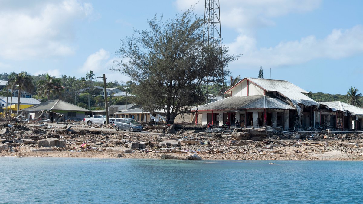 NZNavy's tweet photo. UPDATE📢#HMNZSAotearoa has offloaded more than 260,000L of water since its arrival in #Tonga.

Teams from #HMNZSWellington have carried out survey tasks in the vicinity of Nafanua Harbour, ‘Eua Island. 

For all our updates➡️https://t.co/jBLnZ2nLAe

#NZNavy https://t.co/vFrkJSidRk