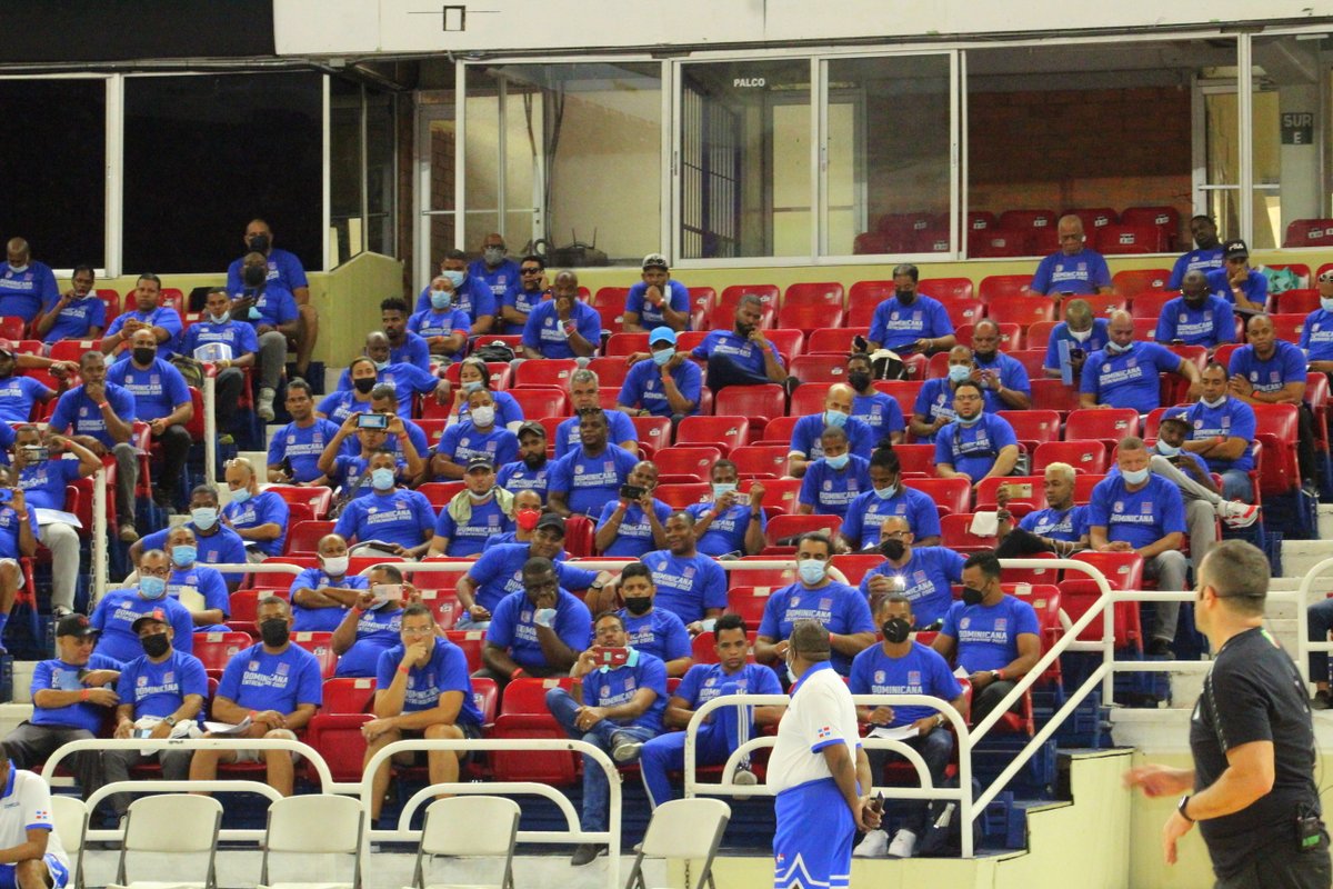FedombalRD's tweet photo. Imágenes de un día memorable. #VamosDOM🏀🇩🇴 #Day3 #RevalidaDistrito #Codebal #Entrenadores https://t.co/WWWH8Z25qi
