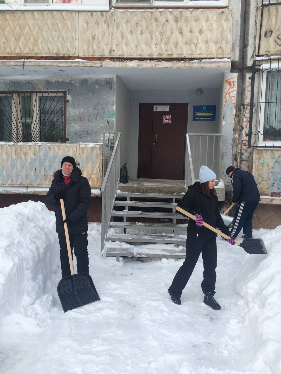 DscSaksor's tweet photo. 23.01.2022.  Сотрудники МБУ ДО ДСЦ "Саксор"   ,  расчистили  территорию  учреждения  ,не дожидаясь окончания снегопада. https://t.co/8oeJVLNJRK