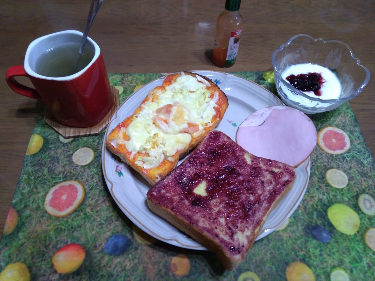 昼飯♪ ・ピザトースト:山切り食パン,シュレッドチーズ,ざく切りトマト,千切りキャベツ,いつもの調味料。焼いた後にロースハムと辛み香辛料 ・カシスジャムトースト ・カットワカメ入りタマネギスー