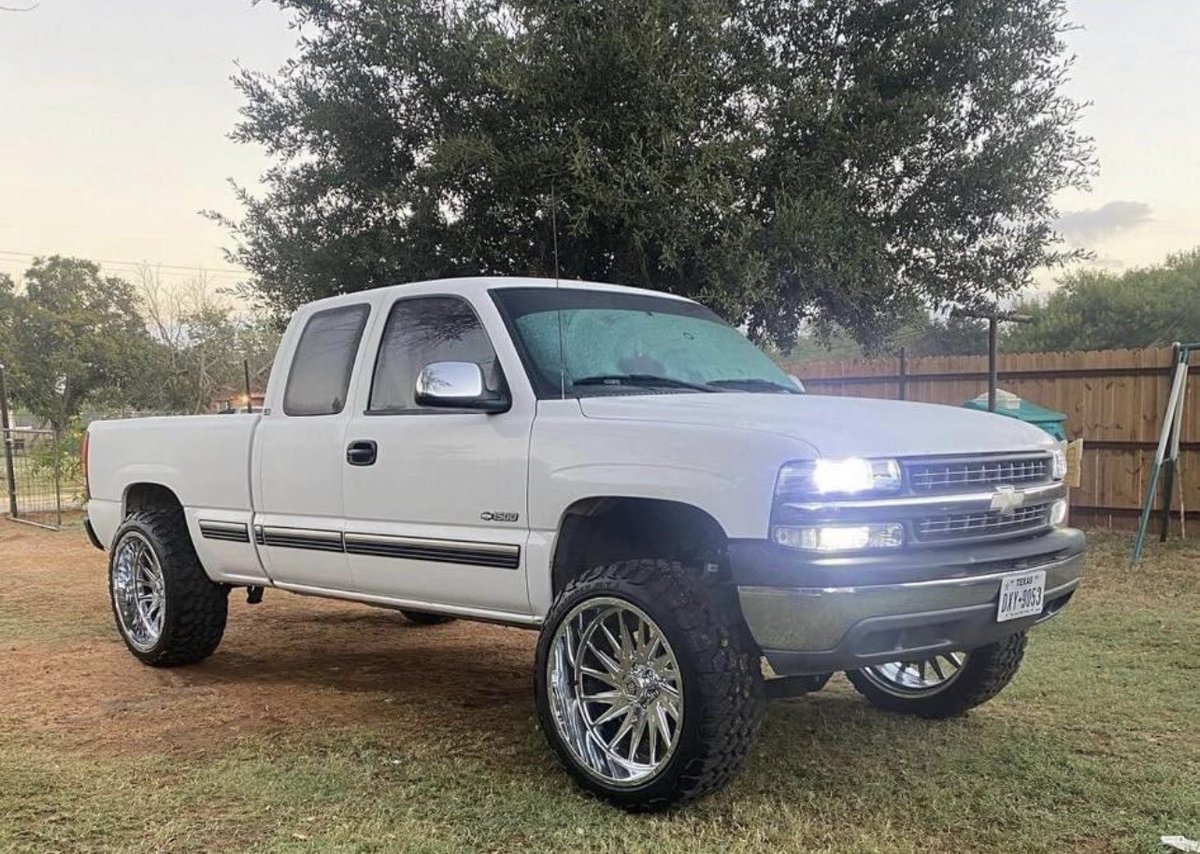 sambabi's tweet image. My little cousins truck was stolen tonight (11/11:30pm) from Top Golf… keep a look out.
It’s hard not to miss lol 
Shoot me a message if you know anything or see it on the road &amp;amp; please report it.

License plate: DXY 9053 #SanAntonioTx #topGolfsa