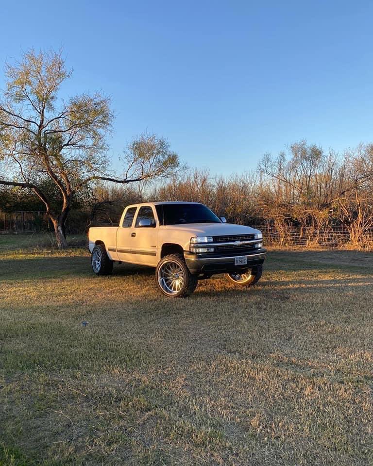 sambabi's tweet image. My little cousins truck was stolen tonight (11/11:30pm) from Top Golf… keep a look out.
It’s hard not to miss lol 
Shoot me a message if you know anything or see it on the road &amp;amp; please report it.

License plate: DXY 9053 #SanAntonioTx #topGolfsa