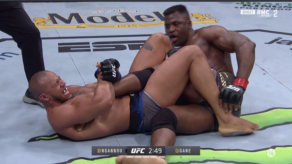 KARLMALONE86's tweet photo. Je vous assure, à ce moment précis du combat on se disait tous c’est fini Cyril Gane a gagné, Francis Ngannou va abandonner mais ce mutant s’est réveillé comme si il revenait d’entre les morts. Ngannou est complètement fou. #UFC270 
 #NgannouGaneRMC https://t.co/dtc4H5Bnyr