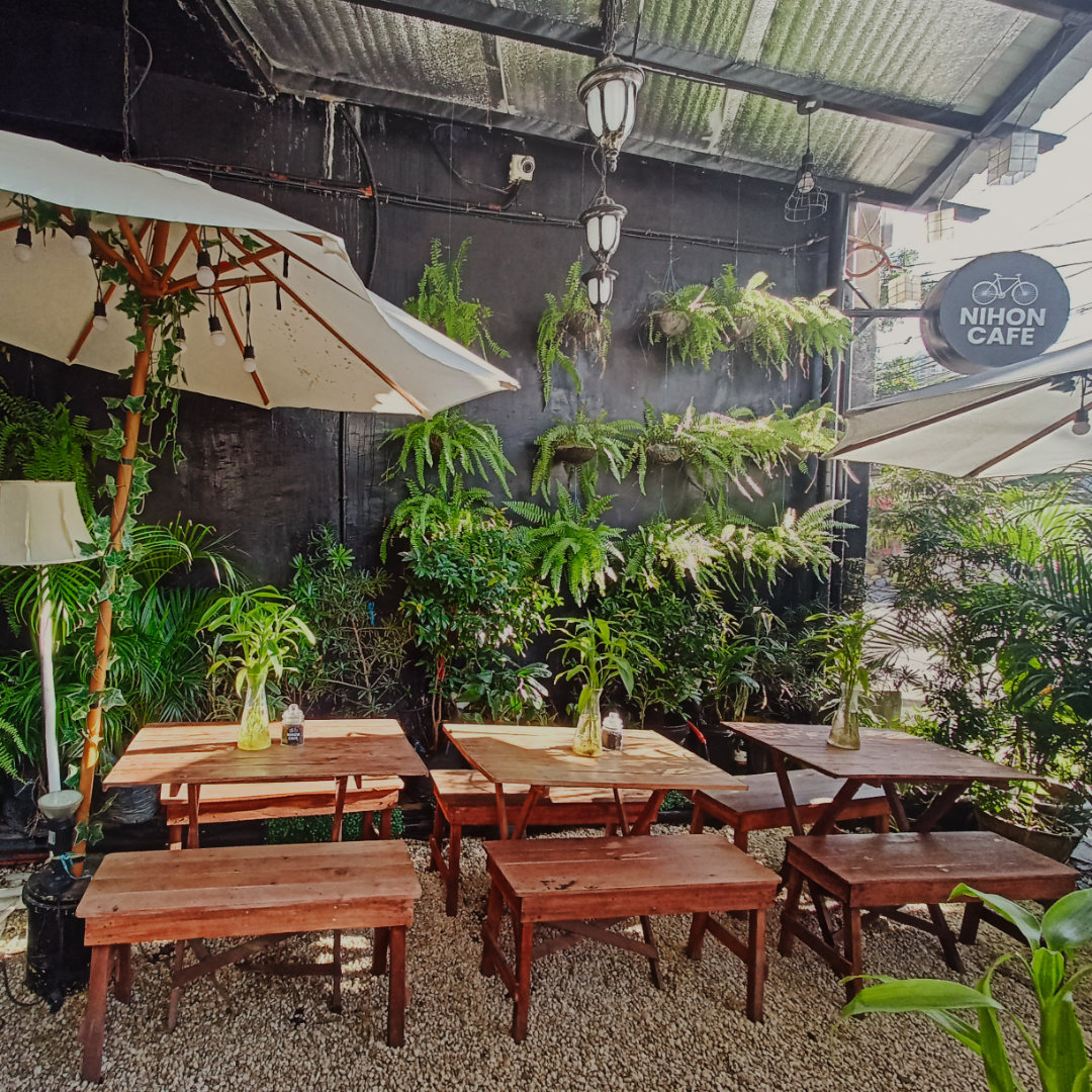 HappyFoodies's tweet photo. Crossed the Estrella-Pantaleon bridge and was looking for cool place to have snack and chill near the area. Glad I found Nihon Cafe. 
Nice alfresco dining space. Very good takoyaki and iced dark mocha.

https://t.co/r7QVFjrud0

#happyfoodies 
#bikefriendlycafe 
#japanesecafe https://t.co/h1pzotMSpJ
