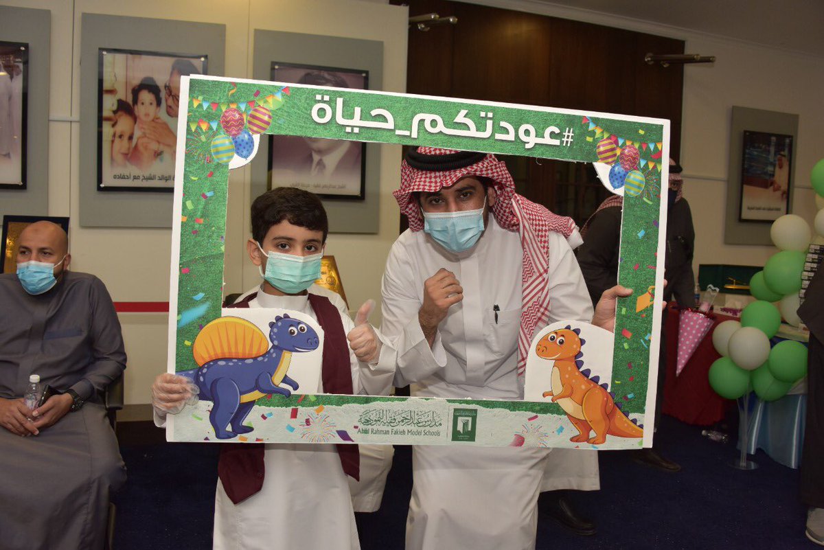 MOE_MHC's tweet photo. أولياء الأمور يتفاعلون ويشاركون أبناءهم بهجة العودة. 

#عودتكم_حياة 
#تعليم_مكه https://t.co/3W9YvCARV9
