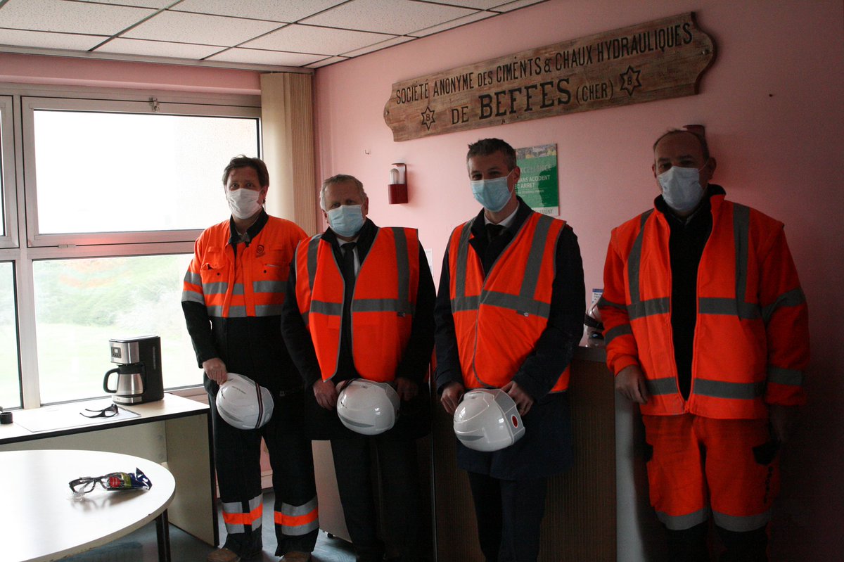 LoicKervran18's tweet photo. Visite de la cimenterie de #Beffes #CimentsCalcia
Plus de 2h sur site pr évoquer avec cet employeur important de notre territoire les enjeux de la filière ciment: décarbonation, concurrence extra-européenne ms aussi transport fluvial ou recrutement
@IndustrieCiment @Cim_Beton https://t.co/cmFwlmWsws