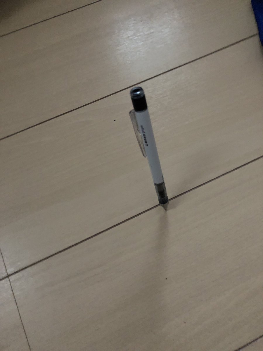 4mSn3cjikCFPsiw's tweet photo. ペン滑って落ちたから、拾おうとしたら、刺さってたwwwwwwww https://t.co/8JJQaHlLUk