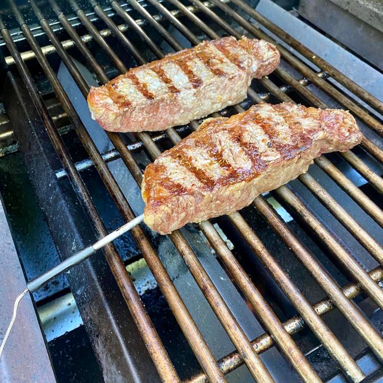 PeterBouchier's tweet image. To get the perfect doneness for your steaks, do you probe them, set a timer or channel the steak gods and go off a feeling? 

#perfectsteak #cookitright #meatthermometer #toprobeornottoprobe #beef #grassfed