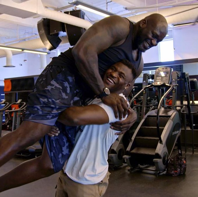 Cette image de Ngannou soulevant Shaq aurait dû nous mettre la puce à l&apo...