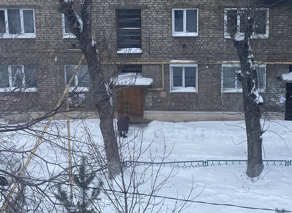 krasnay5's tweet photo. @kgkhsyzran Красная,5. Просим принять меры по расчистке дворов и самой улицы Красной. Двор не чистит даже дворник.Сами выходим от детей до пожилых и чистим!Колея накатана во дворе. Мусор не вывозят несколько дней. https://t.co/jYqDhlqVDU