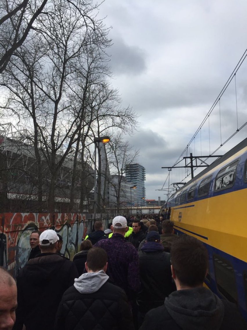 mossie82's tweet photo. Deze wandeling hadden we vandaag met 1200 man moeten maken! Vandaag toch zeker de laatste keer voor de buis? #stadionsopen #psvaja #ajax https://t.co/7LjaDN2wGe