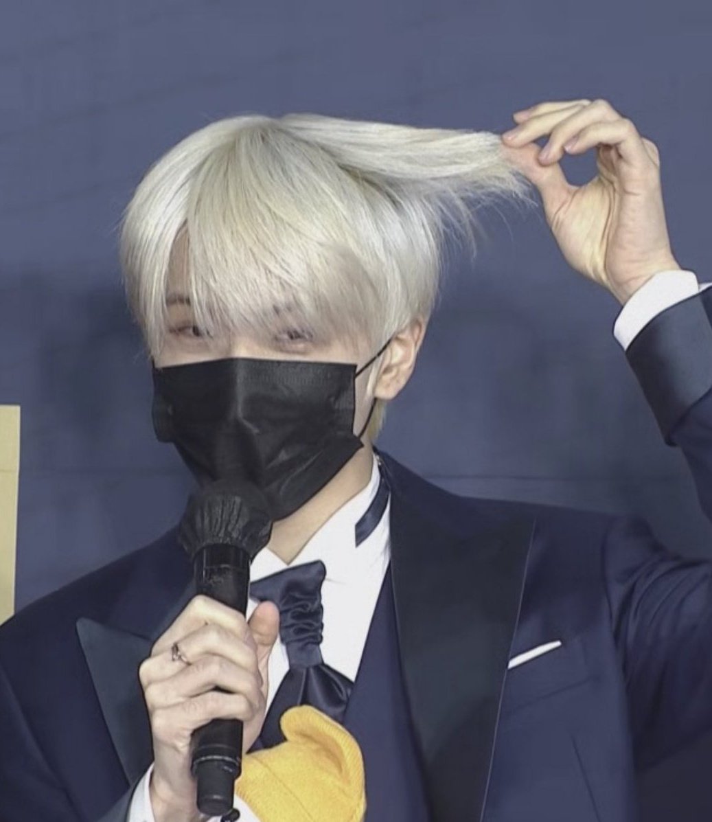 PJSLOOKS's tweet photo. #jisung red carpet on sma 🖤🤍 https://t.co/R9s623Ias5