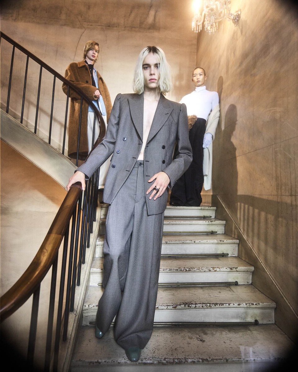 T44731980's tweet photo. ビルドアップショルダーかっこいいな…
#drisvannoten  #fashionweek https://t.co/CldU38VJzA