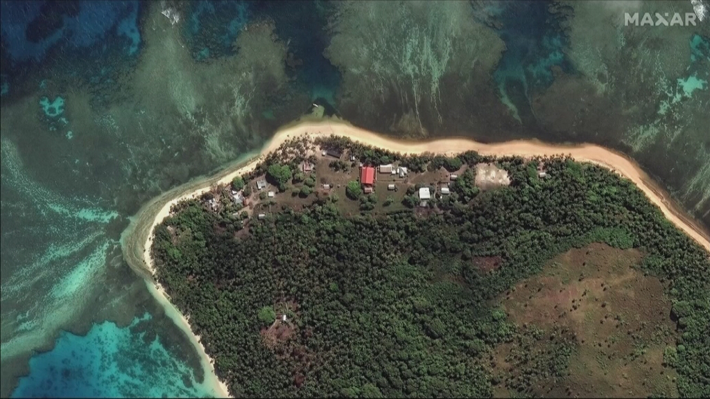 3CatInfoelTemps's tweet photo. Les illes de #Mango i #Nomuka abans i després de l'erupció del volcà Hunga Tonga-Hunga Ha'apai ▶ https://t.co/YrznbwbDKa 📷Maxar Technologies #ElTempsTV3 https://t.co/JatAqT1krX