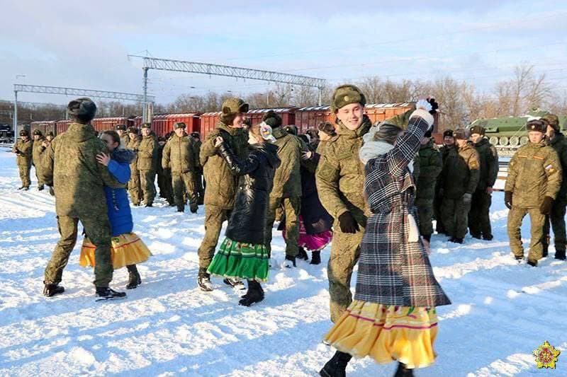 На железнодорожной станции «Козенки» гостеприимно встречают российских военнослужащих, прибывших для участия в проверке сил реагирования Союзного государства на территории Беларуси.
#союзнаярешимость2022