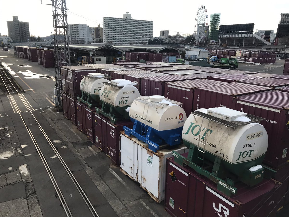 tad_deiton's tweet photo. 12フィートコンテナの上にちょこんと乗ってるタンクがなんか可愛い
#仙台貨物ターミナル
#UT5A
#JOT
#タンク貨車
#EH500 https://t.co/i2Ybqv3FCg