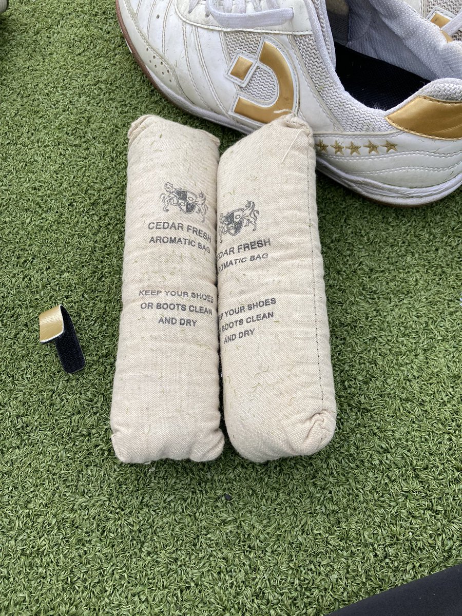 besukenakamura's tweet photo. 【PR    靴ひもを締めて、ほどけんをつける前に。】

シダーフレッシュを
靴の中に入れておけば
防臭・湿気取りに。
携帯用靴べらをシューズ袋に入れておけば
シューズの踵を痛めずに履けるのさ。

https://t.co/pYUxX5ZIVO

#donok
#samtias
#goodsplus
#シダーフレッシュ
#靴べら
#靴ひもほどけん https://t.co/wuRi6QpNYt