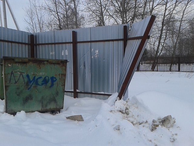 aritter_77's tweet photo. @Tularegion71 Примите меры.Разрушена новая контейнерная площадка из-за нерасчищ от снега подхода к ней.Метал. стойки конструкции ограждения не окрашены во время постройки в нарушение контракта.Работы были приняты администрацией в незаконченном виде.г.Суворов ул. Текстильщиков https://t.co/R7ZQiCjhBc
