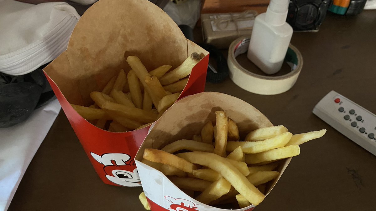 AlkaliRum's tweet photo. @Jollibee pwedeng paki-explain kung bakit mas madami pang laman yung large fries kesa sa JUMBO? Sana pala large fries na lang inorder ko? Nakakaleche kayo baka gusto nyong ayusin? https://t.co/IDc7zzLrp4