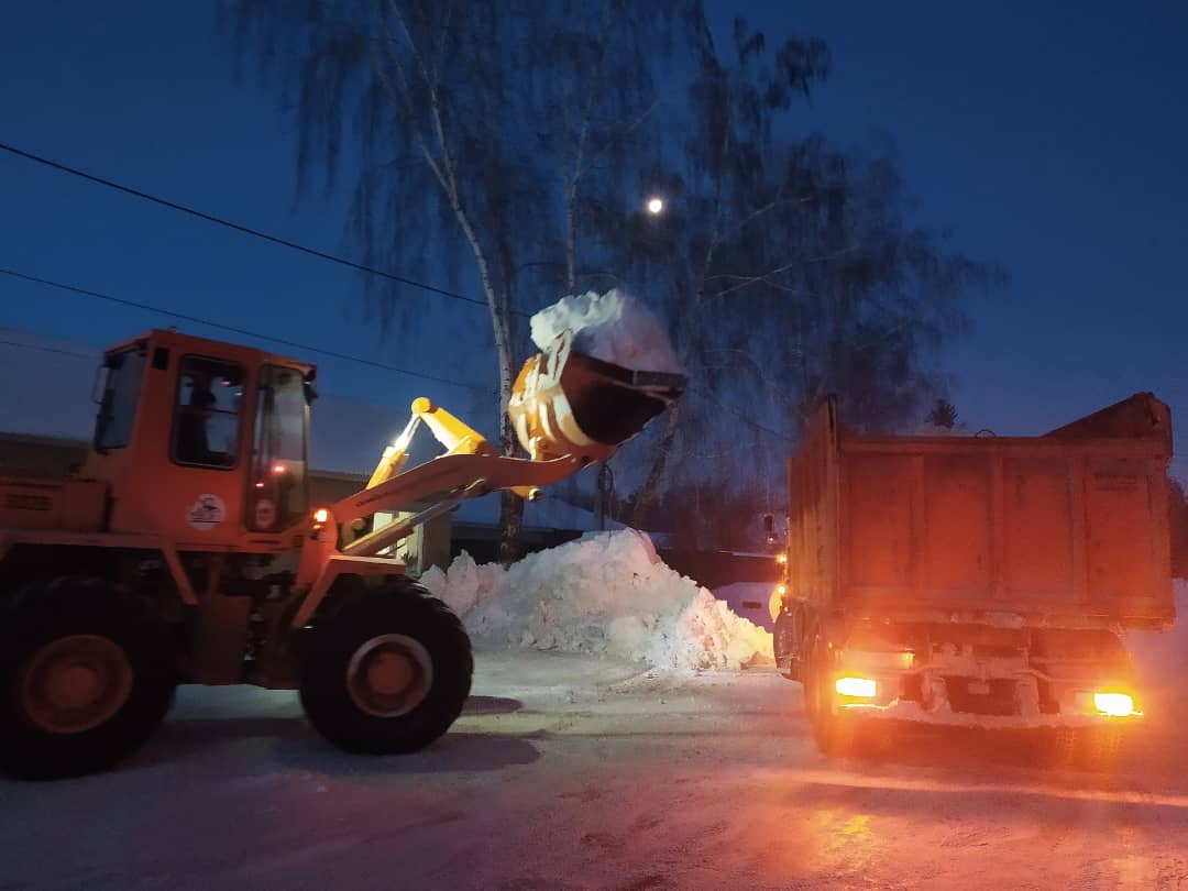 ❄🌲 Пока жители городского округа любуются снежным пейзажами, дети весело играют в зимние забавы, коммунальные службы не прекращают работу по расчистке города после вчерашней метели.