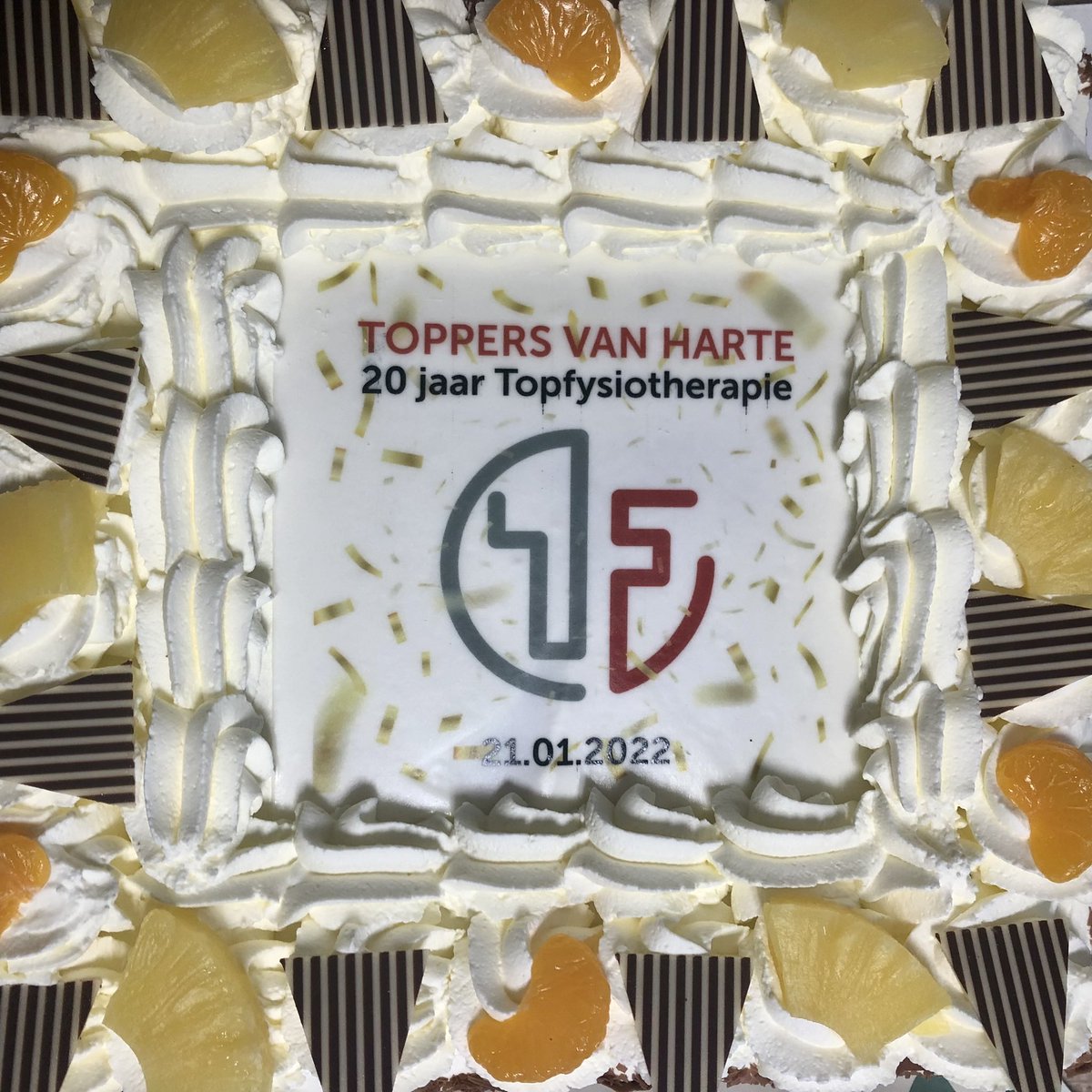 De Vereniging Topfysiotherapie bestaat 20 jaar. Erg leuk dat het bestuur alle praktijken heeft verrast met een taart. <a href="/VTF_NL/">Topfysiotherapie</a> #jubileum #feest #lustrum