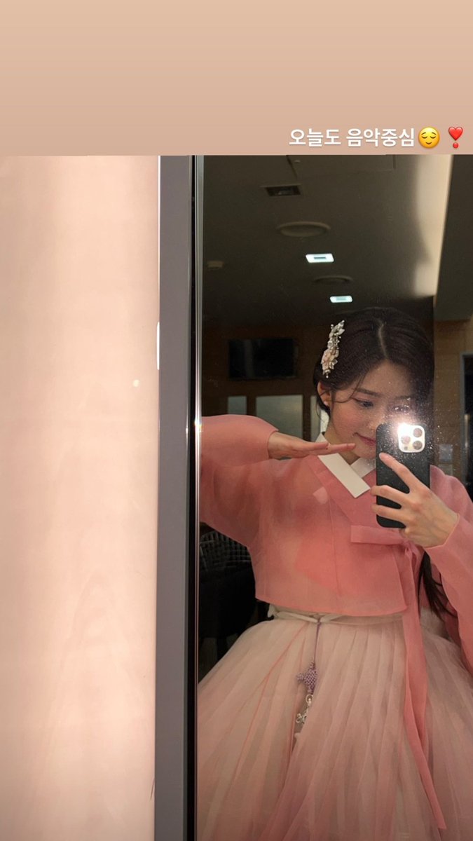 ⠀⠀⠀ 
Today too Show! Music Core. ❣ Hanbok is one of my favourite clothes, but sadly, I can only wear them during special occasions or solely for work. That's why, this Minju is so happy to be able to wear Hanbok for the latest broadcast of Show! Music Core. 💗
  ⠀⠀⠀