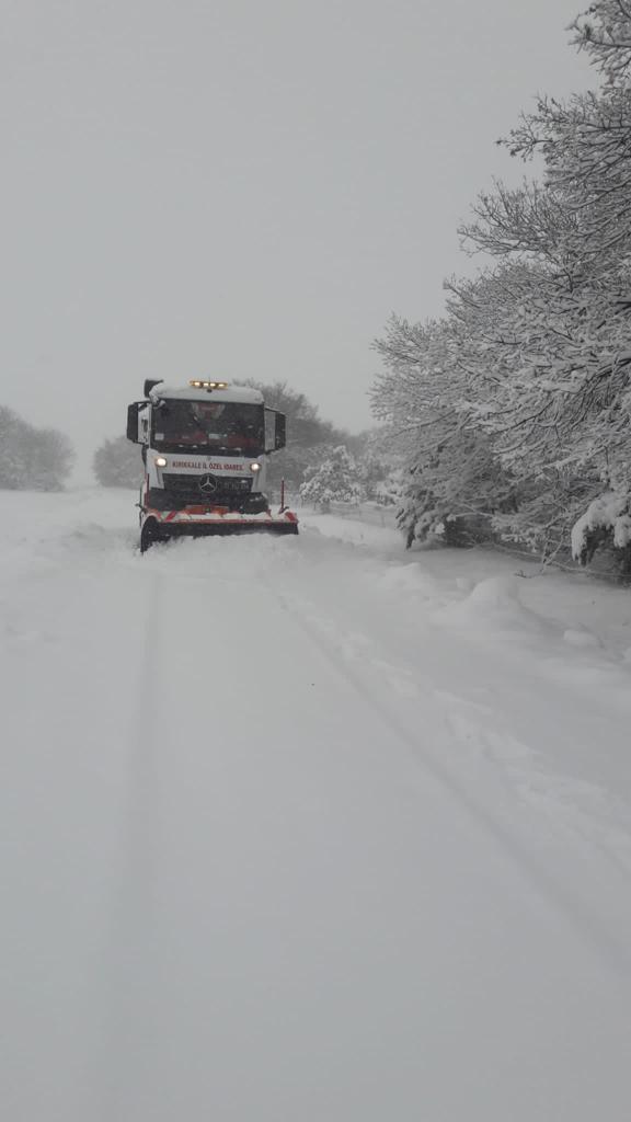 baliseyhkay's tweet photo. İl Özel İdaresi ekiplerimizin karla mücadele çalışmaları aralıksız devam ediyor  🌨️🚜👷‍♂️❄️

Kar ve buzlanmaya karşı 7/24 görev başındayız!

Uyarıları dikkate alarak, zincirsiz ve kış lastiksiz araç kullanmamaya özen gösterelim. 

#BalışeyhKaymakamlığı
#Balışeyh https://t.co/0FtolMdjTO