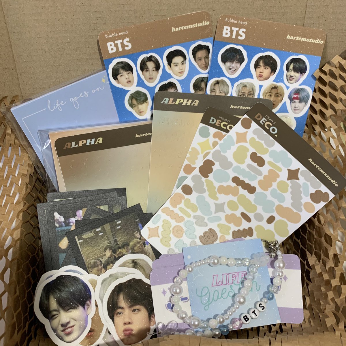hartemstudio's tweet photo. Hi! To all army and engene, you can still avail our Happiness in a box for 315 PHP. Grab yours now. 

Stock count:
Bts - 2
Enhypen - 2

#BTS #army #enhypen #engene #smallbusiness #shopee https://t.co/oVTbaPPuUB