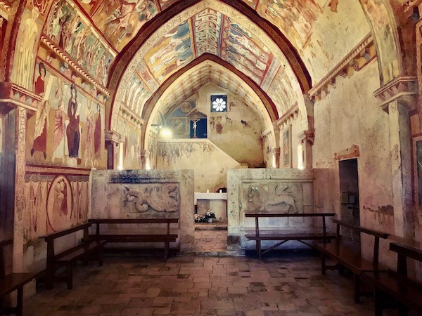 Uit het Ciao tutti archief: De betoverende fresco’s van Bominaco ciaotutti.nl/reizen-door-it… #italie