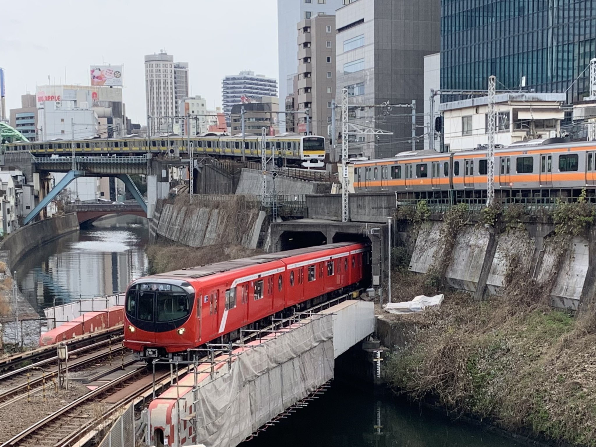 Miyabi 御茶ノ水駅付近で 地下鉄丸の内線が地上に出て Jrと交差する部分があります 1時間ほどいましたが 丸の内線のa 線b線と Jr中央線 総武線が交差するタイミングは 中々合わないものですね 53系電車の回送を撮影できたのは良かったです