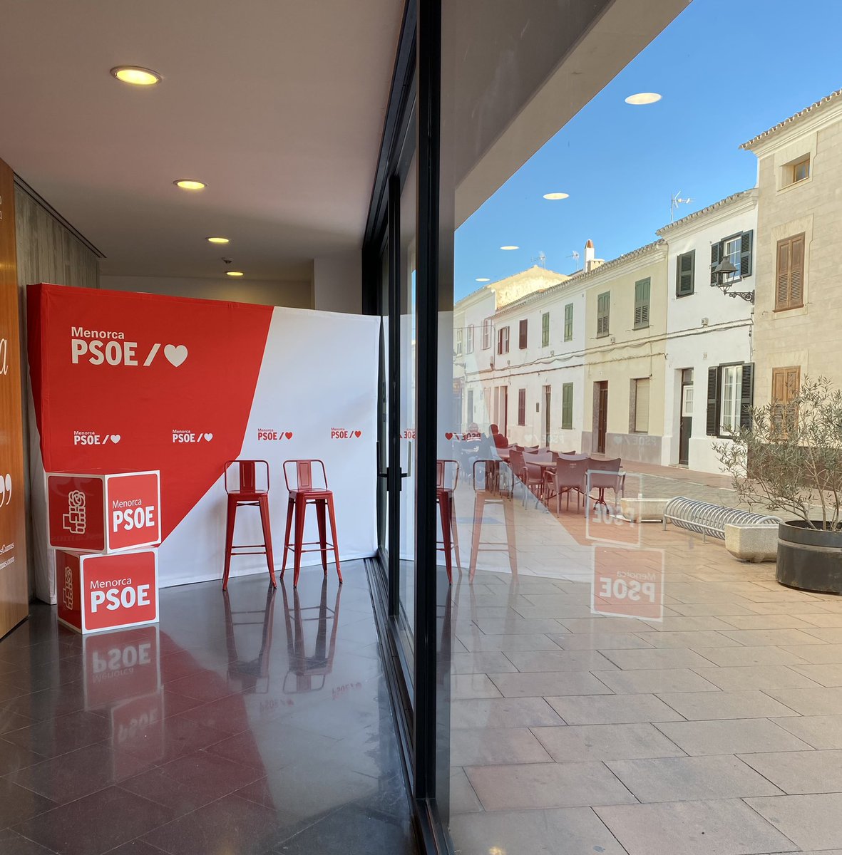 PSOEMenorca's tweet photo. 🔴 Bon dia!
Pots seguir en directe l’acte de cloenda del #14CongrésPSOEMenorca, a partir de les 11:30 hores, en aquest enllaç:
🌐 https://t.co/Tq05C1DhNU
Amb les intervencions de @salvadorilla, @cosmebonet i @susanamora_.
#FeimDeim https://t.co/ypZHxzOj12