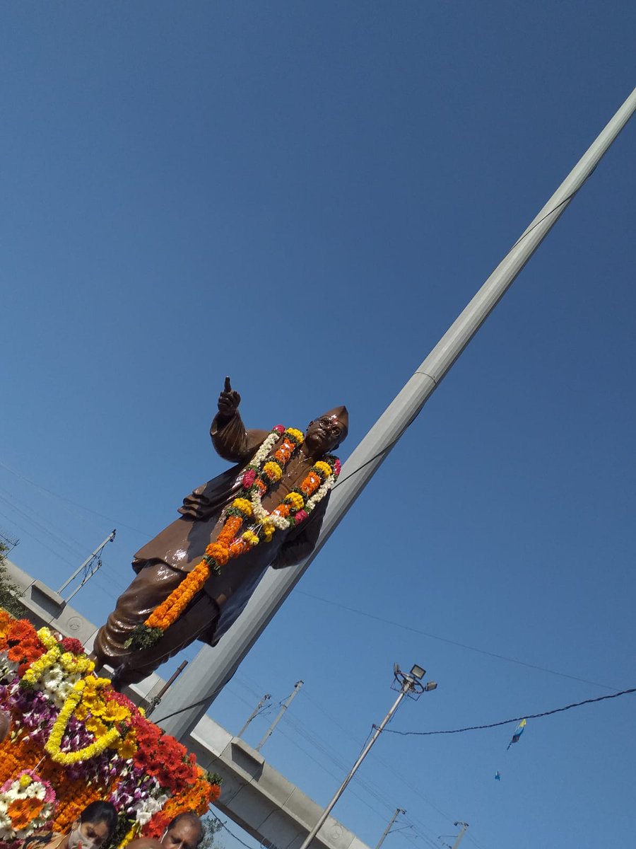 AVeeravardhan's tweet photo. Paid floral tributes to Shri Netaji Subash Chandra Bose on his 125th jayanthi today @BJP4India @bandisanjay_bjp @ShyamSunder_BJP @KonthamDeepika @Sivakumar_king https://t.co/5bDZR10awI