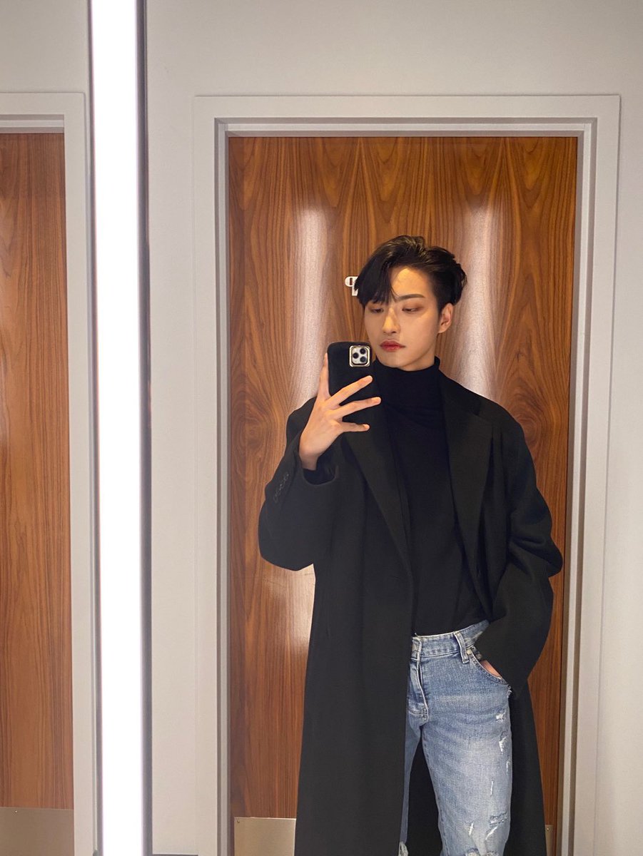 실화가.. 방금 딸기초코케이크딸기생크림케이크휘낭시에랑떵마들렌두개부신다음에저녁먹으러가는길인데 이거보고눈물훔침 문득 거울속의내가 돼지같아서