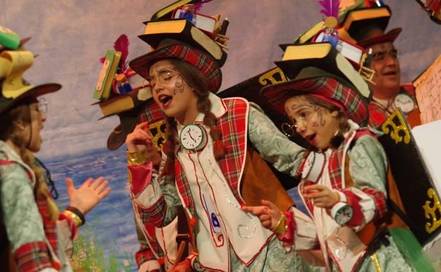 CARNAVAL 2022.-

COMPARSA JUVENIL ALCALAREÑA 🎭 

La Comparsa Juvenil de Alcalá del Valle será en 2022 “LIBERTAD”, con letra de José Ayala y música de Juan Jesús Barriga. <a href="/alkarnaval/">🄰🄻🄺🄰🅁🄽🄰🅅🄰🄻⊡🄴🅂</a> <a href="/ALCALAOFICIAL/">ALCALA DEL VALLE</a> <a href="/labambaalcala/">Asociación CC La Bamba</a> <a href="/JoseitoAyala/">E</a> #alcaladelvalle #Carnaval2022