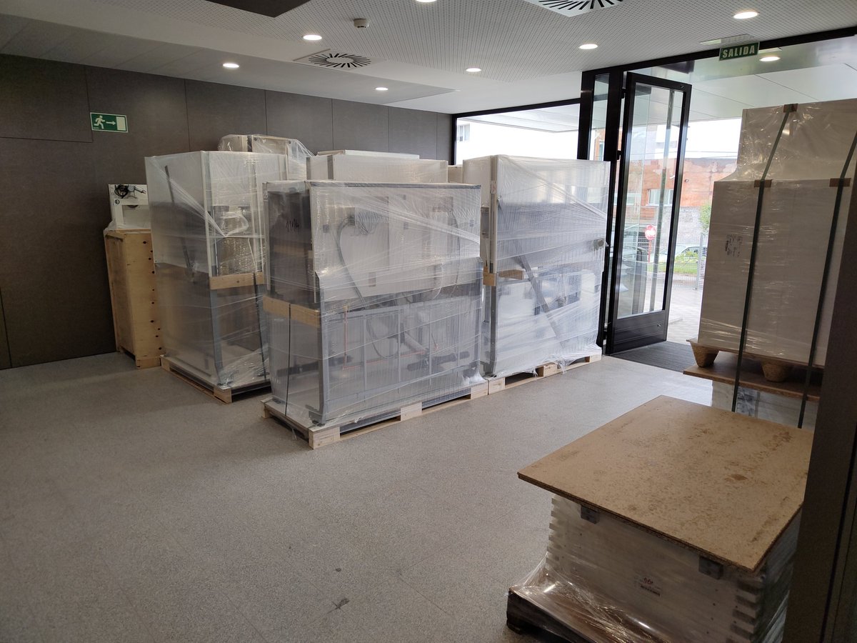 ITB_ULL's tweet photo. Emocionados con el avance de las tareas de equipamiento y montaje del mobiliario de laboratorio‼️ En pocas semanas los laboratorios del nuevo edificio del #ITB estarán totalmente equipados 🔬🧬🧠
#ScienceisComing https://t.co/iDvYRWHARE
