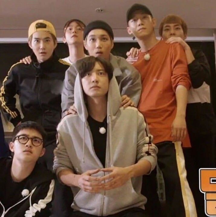 yeolooey's tweet photo. No one: 
Literally No one:
EXO-LS waiting for EXO to appear on SMA: https://t.co/UeHVz2ynlV