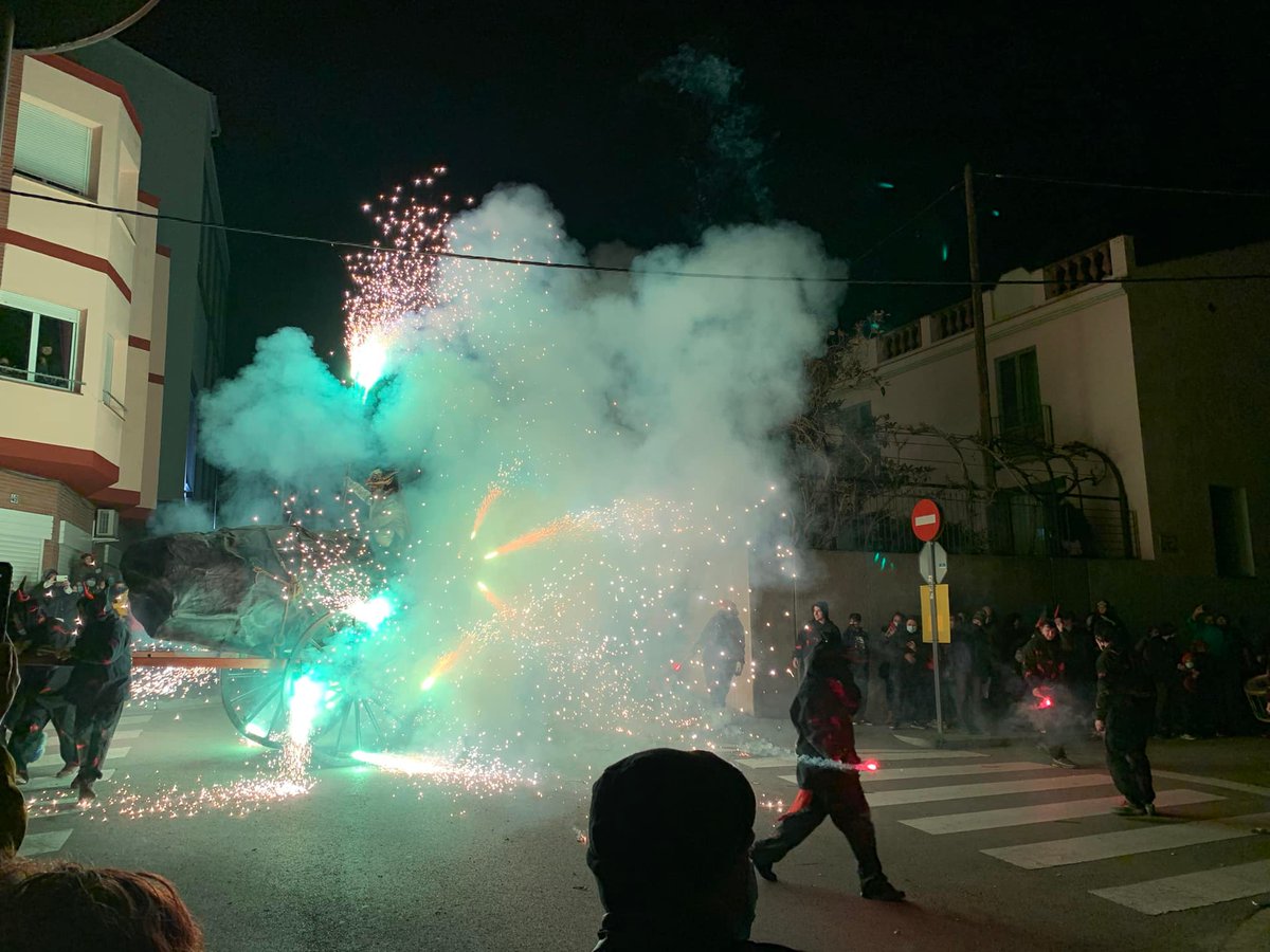 JordiSeguer's tweet photo. #FestaMajorHivernParets2022 #Correfoc2022 #DiablesParets #GegantsParets #Xocolatada #MercatMedieval #Parets #TotsSOMParets https://t.co/qO3HD9tfYk