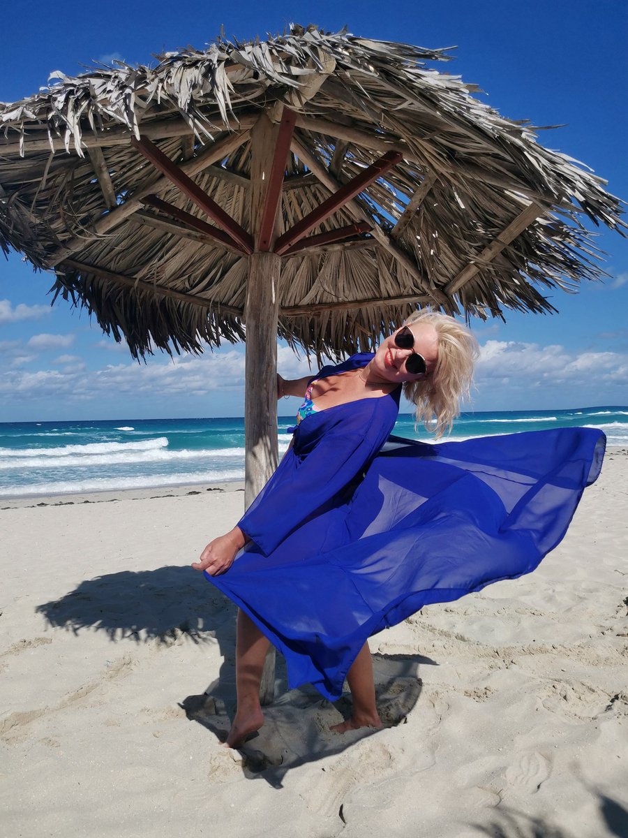 День рождения в январе встречаю в теплом климате... Родственных сердец! ❤️
🧚‍♀️🎉🥳
Хотя застолья уже порядком надоели и вокруг не радостная информационная повестка, так приятно в воскресенье встретиться с любимыми и близкими, всех обнять и поцеловать! 🥰