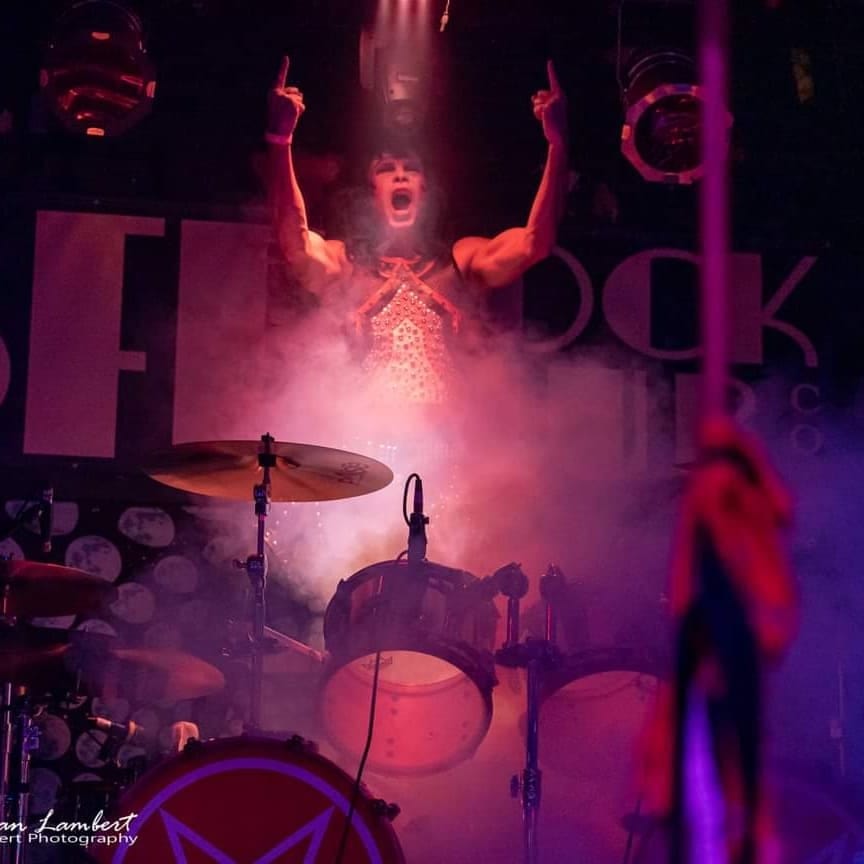 TheCrueHouston's tweet photo. Our "Tommy" is always the first to the stage pumping up the crowd for some CRÜE! Check us out Friday, Feb. 11th at @jackiesbrick in Kemah, alongside @poisonivband! Tickets available here-
https://t.co/t9cdBg71Xr

#thecrue #motleycrue #Poison #poisoniv #tributeband #tribute https://t.co/LEVOWP4U7a