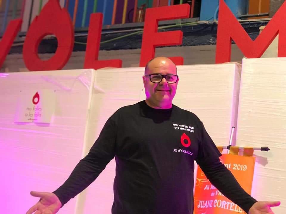 FallaCambro's tweet photo. Hui felicitem una persona única,  autèntica, amant de les falles i amb un cor que no li cap al pit. 
Moltes felicitats al nostre artista faller i amic @tamanyicolor 
Gran entre els grans! 
T'estimem Juane! 
#Amunt #VOLEMfalles
💪🏻🔥
#VOLEMplantà2022 https://t.co/lhGx2KML2i