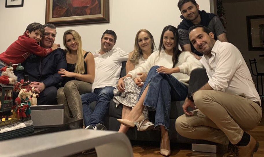 Hoy en mi Banda Sonora el jurista José Gregorio Hernández <a href="/josegreghg/">José Gregorio Hdez G</a> cuenta que se casó con Esperanza a los dos meses de conocerla  por teléfono!!! Más de 35 años de hogar estable a pesar-dice él- de su carácter. Invitados a conocer su otra cara en <a href="/CaracolRadio/">Caracol Radio</a> <a href="/avivircaracol/">A vivir que son dos días</a>