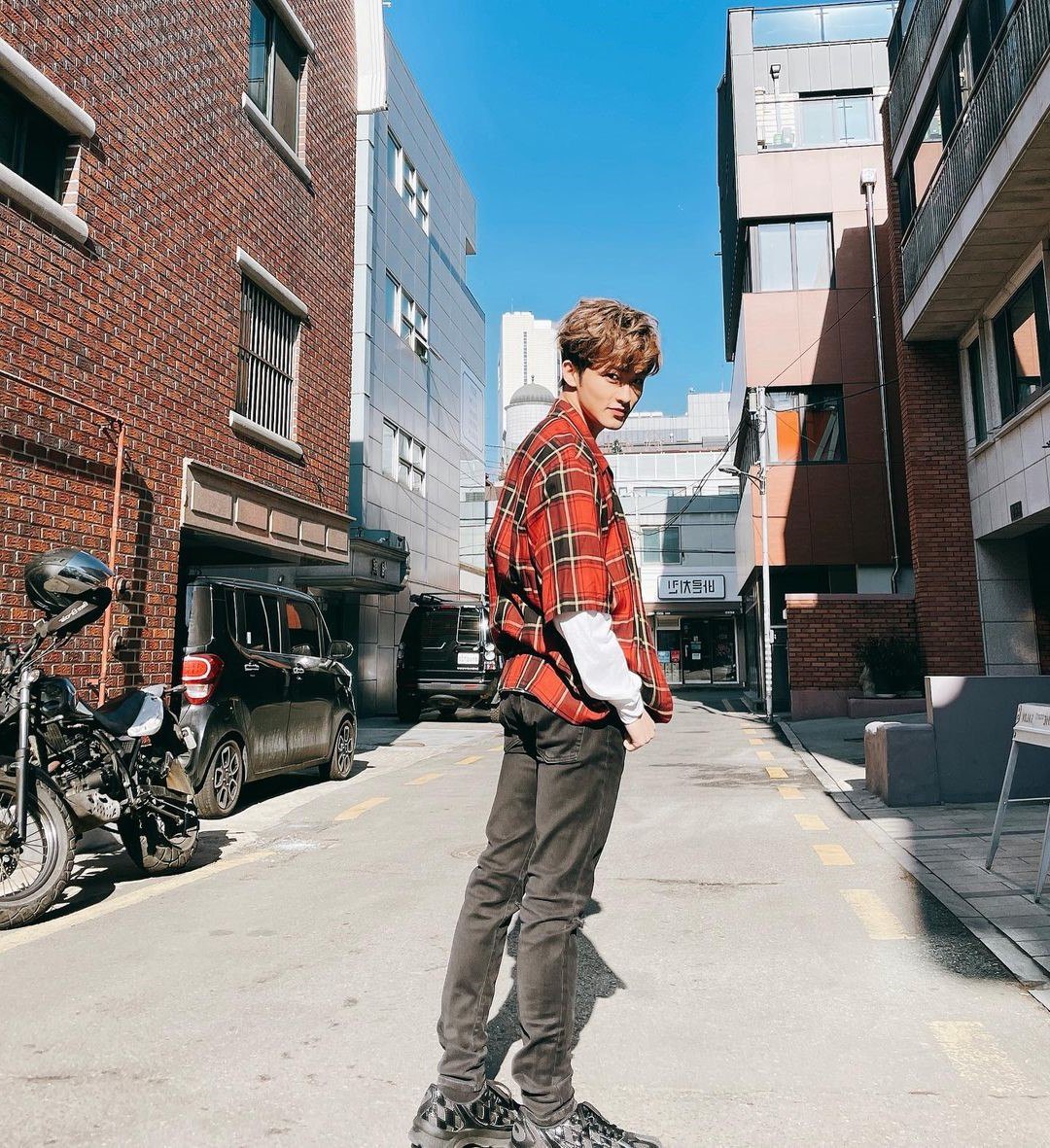 𝐈. Archiekins. 
𝐈𝐈. 22 years old. 
𝐈𝐈𝐈. Newborn actor. 
𝐈𝐕. Bissexual, sub++. 
𝐕. Goofy and a big nerd.