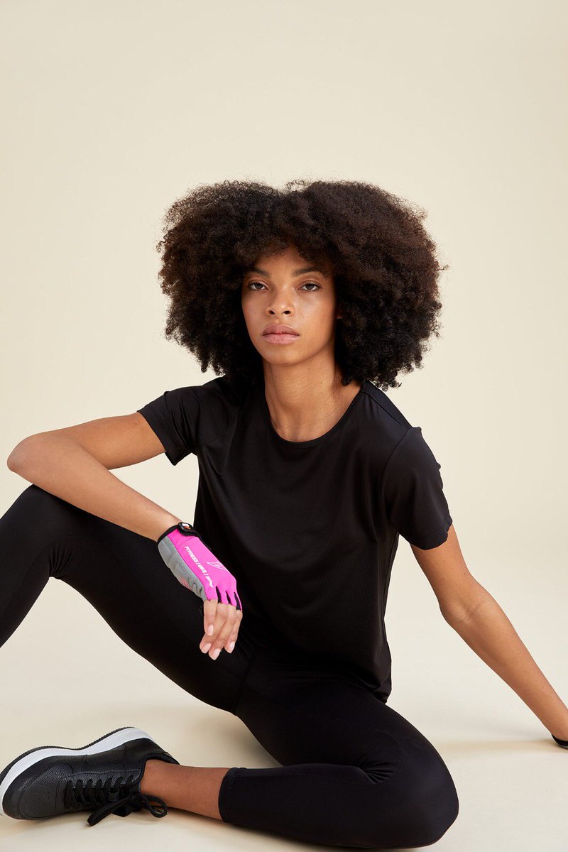 Pazar kombininde basic şıklık! 👌🏻 Dolabının olmazsa olmazı, en rahat tişört ve tayt seçenekleri DeFacto.com ve mağazalarda. 😉 #FitKombin #Tayt #Tişört

Tişört:🔎W8473
Tayt:🔎U1744
Ayakkabı:🔎V7104