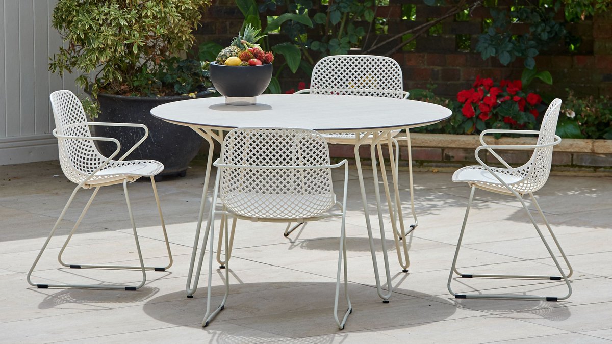 There's still two weeks left to shop amazing savings in our Winter Clear-Out Event 🌳 Treat yourself, your guests and your garden to the UK's finest luxury furniture: bit.ly/unmissable-sav…